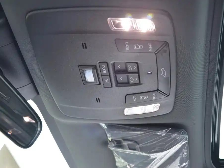 Toyota Granvia — фото 13