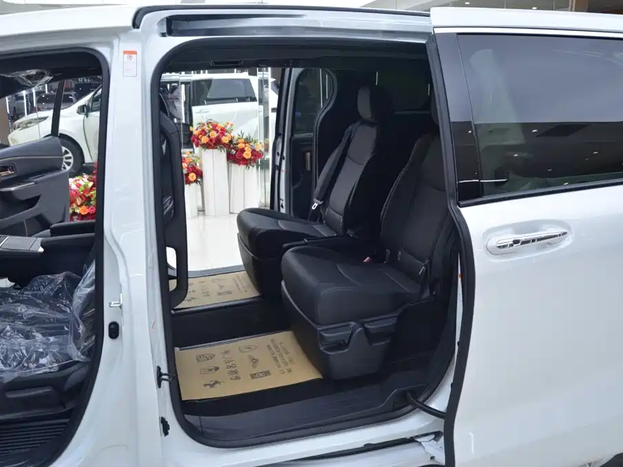 Toyota Granvia — фото 5