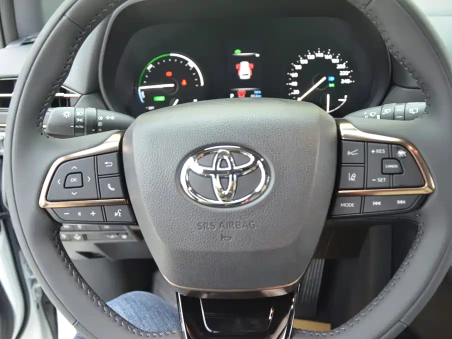Toyota Granvia — фото 7