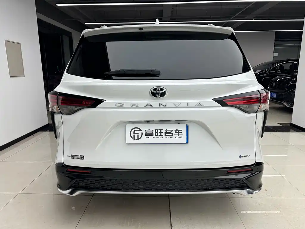 Toyota Granvia — фото 6