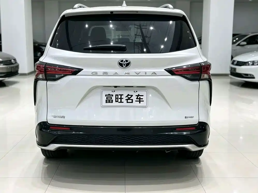 Toyota Granvia — фото 4