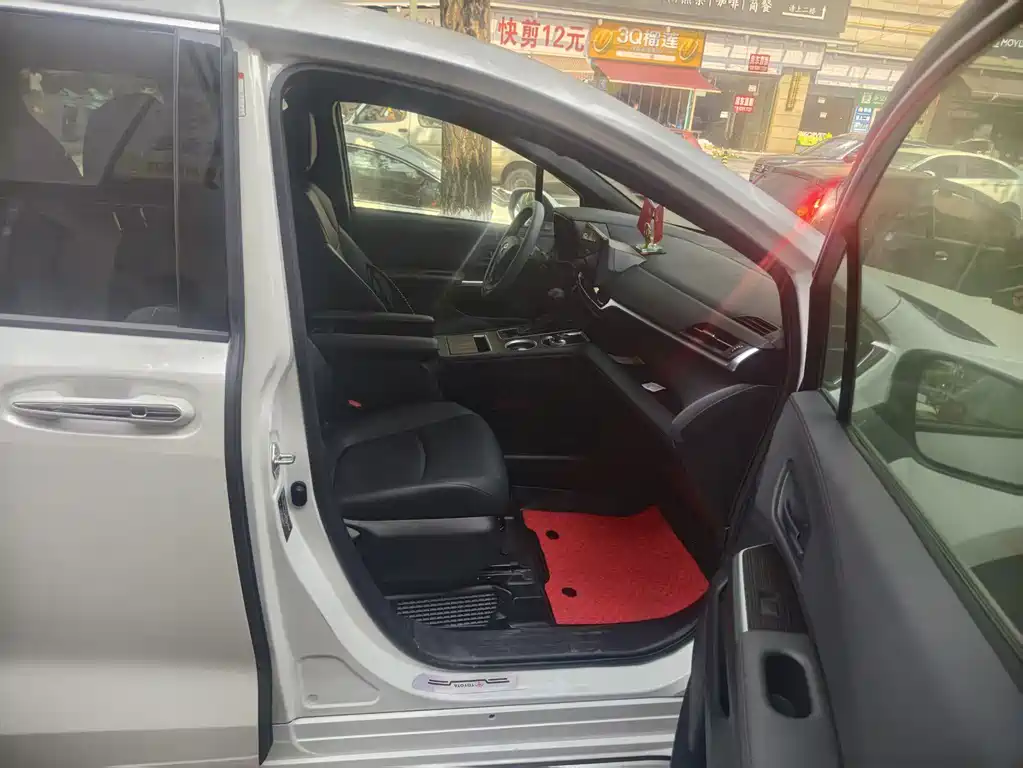 Toyota Granvia — фото 9