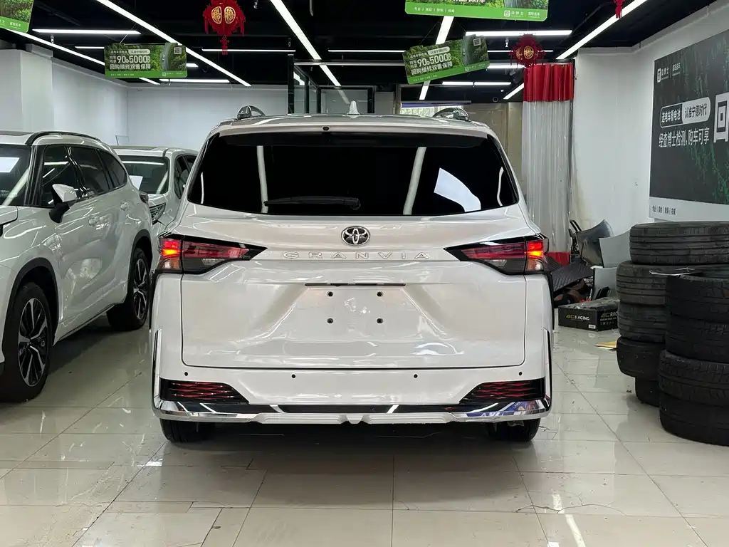Toyota Granvia — фото 5