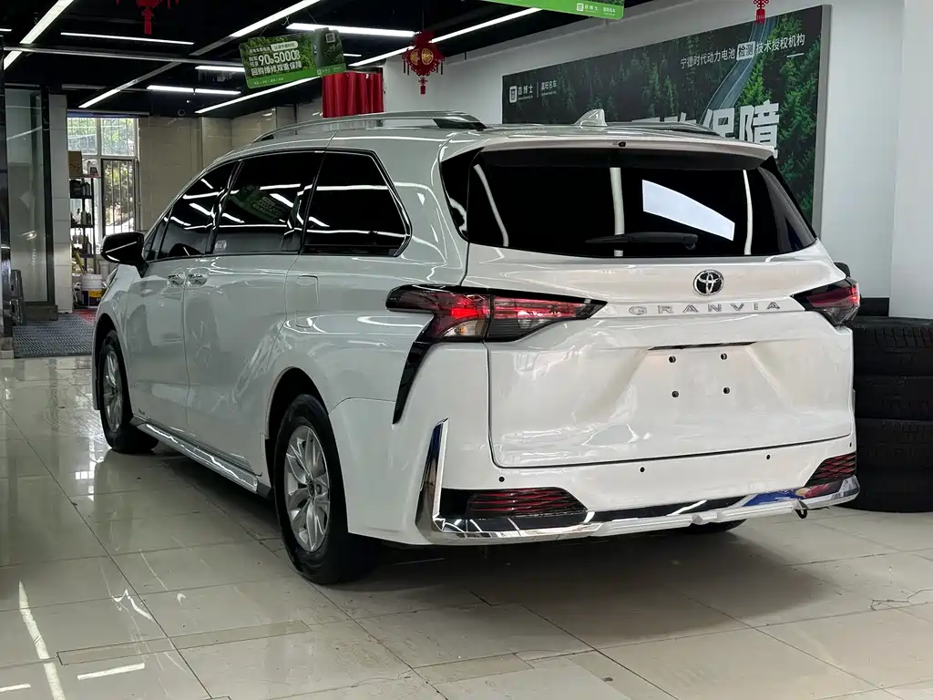 Toyota Granvia — фото 6