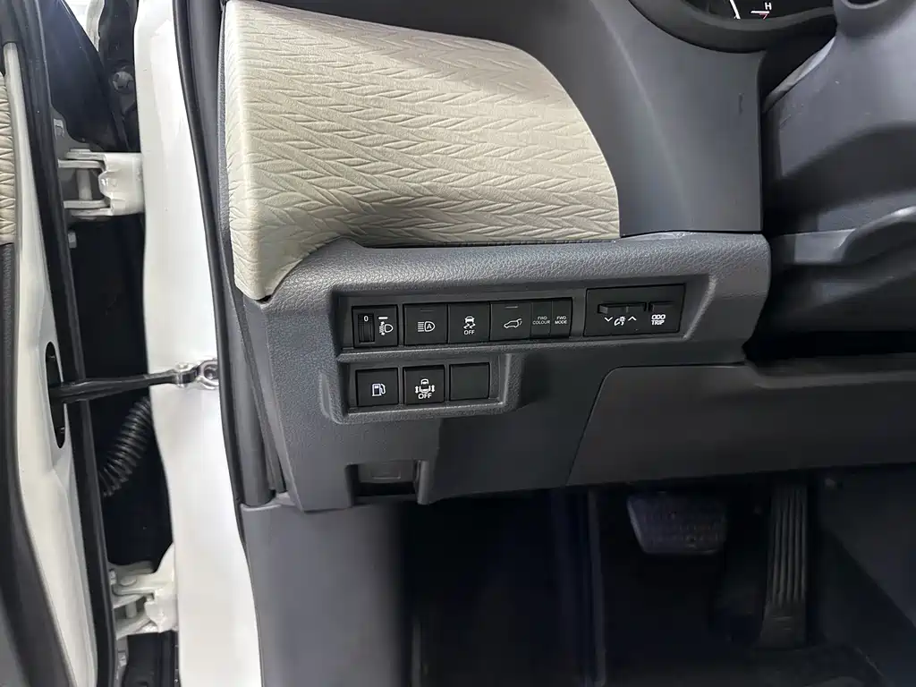 Toyota Granvia — фото 8