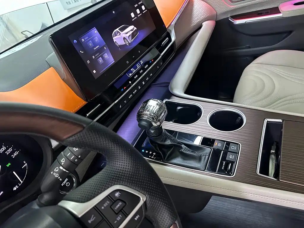 Toyota Granvia — фото 10