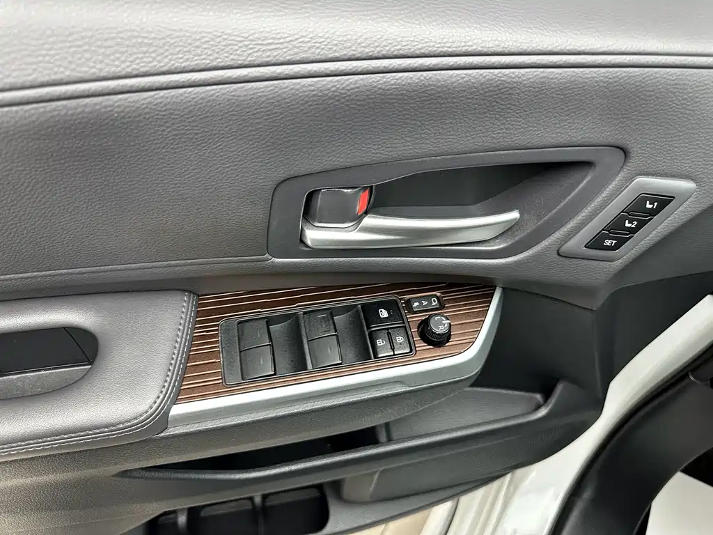 Toyota Granvia — фото 4