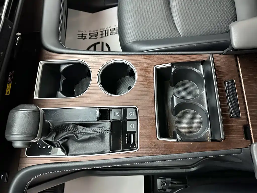 Toyota Granvia — фото 7