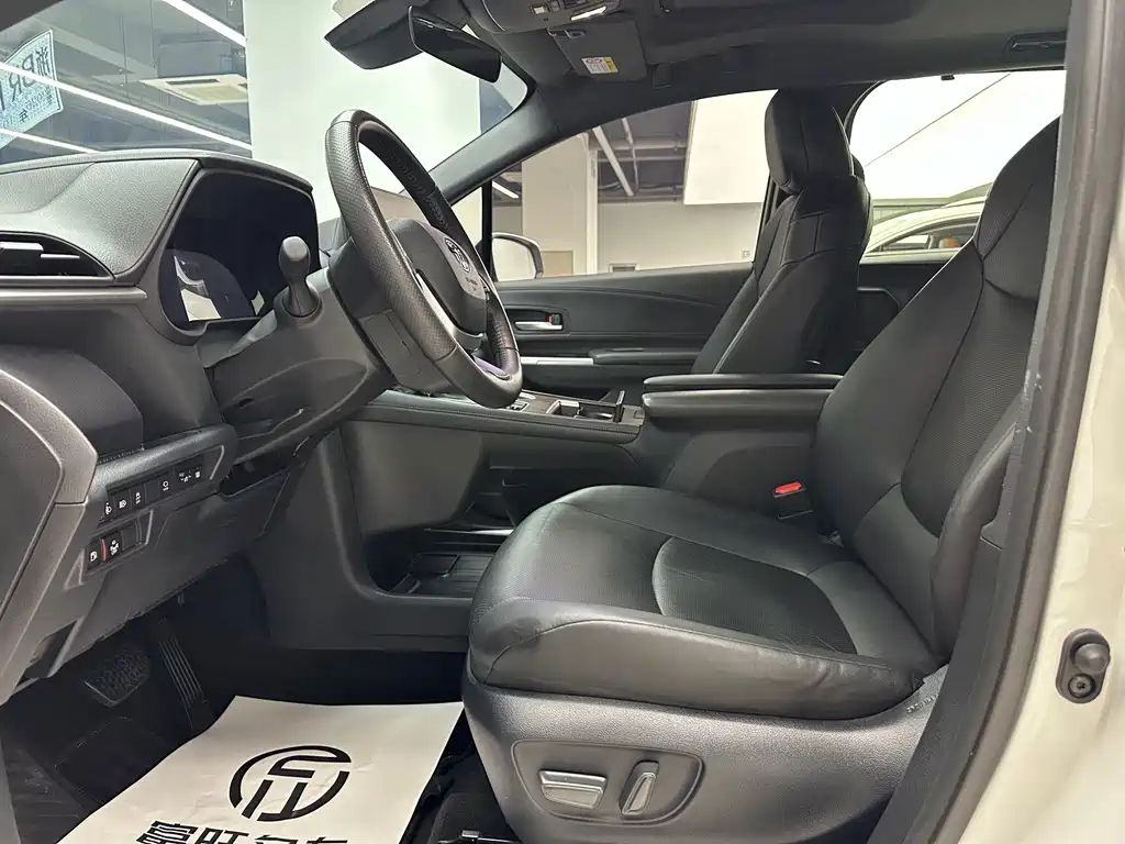 Toyota Granvia — фото 8