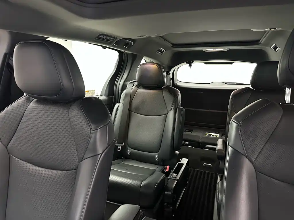 Toyota Granvia — фото 9