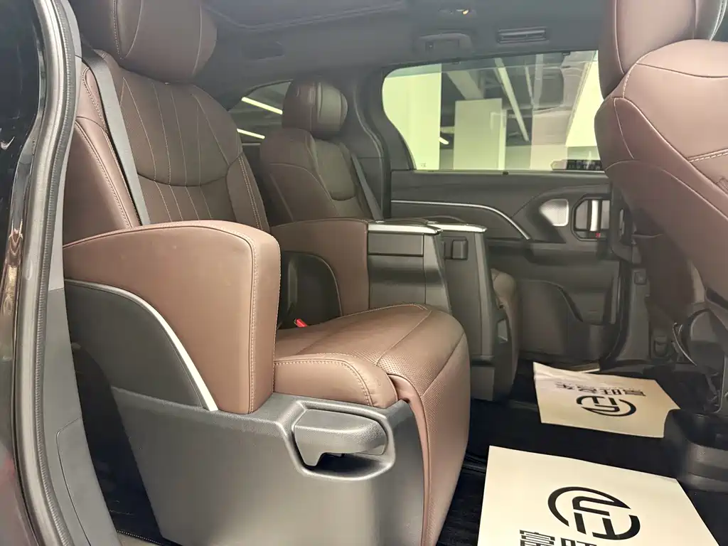 Toyota Granvia — фото 15
