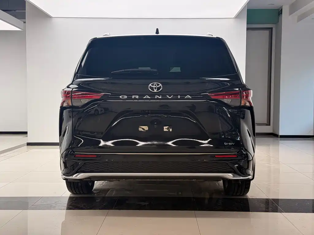 Toyota Granvia — фото 21