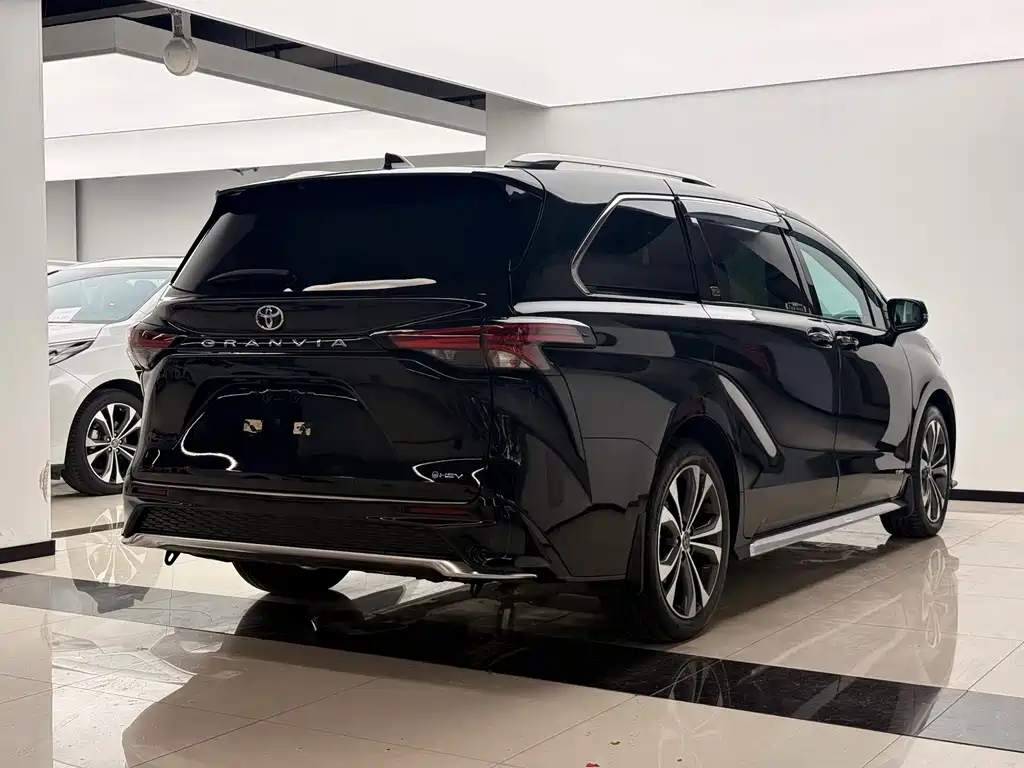 Toyota Granvia — фото 22