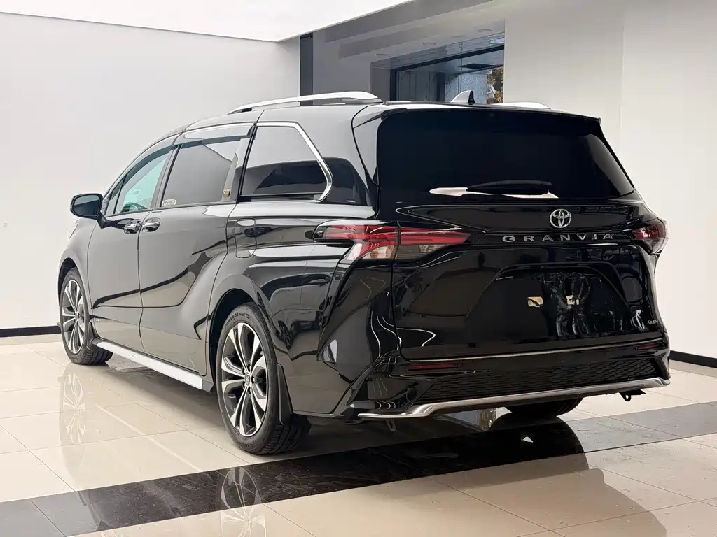 Toyota Granvia — фото 23