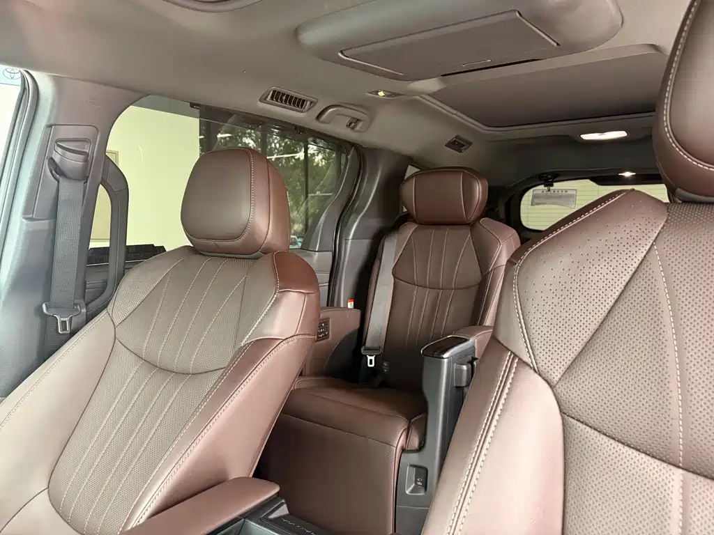 Toyota Granvia — фото 8