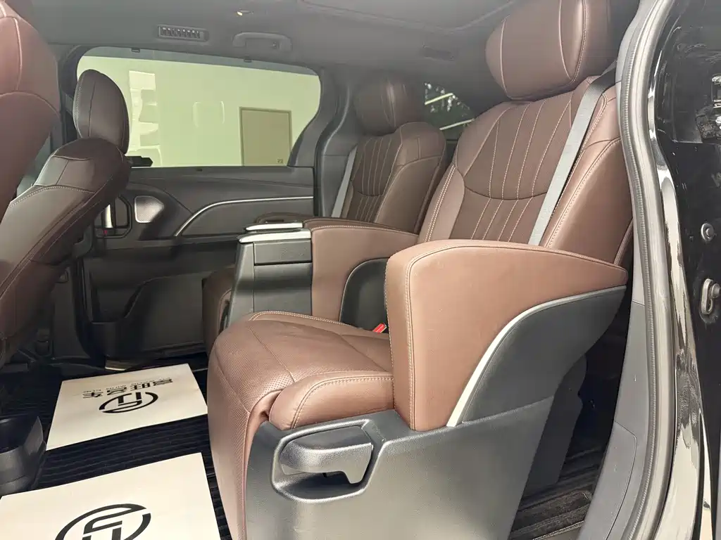 Toyota Granvia — фото 9