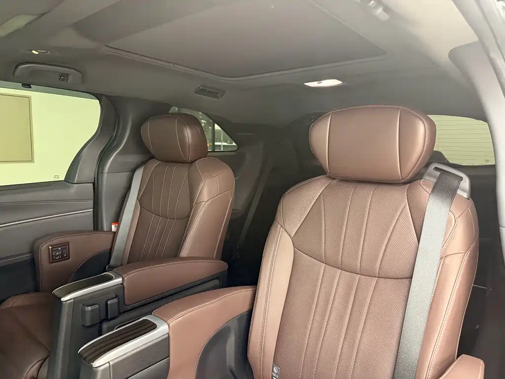 Toyota Granvia — фото 10