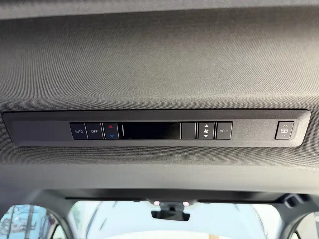 Toyota Granvia — фото 17