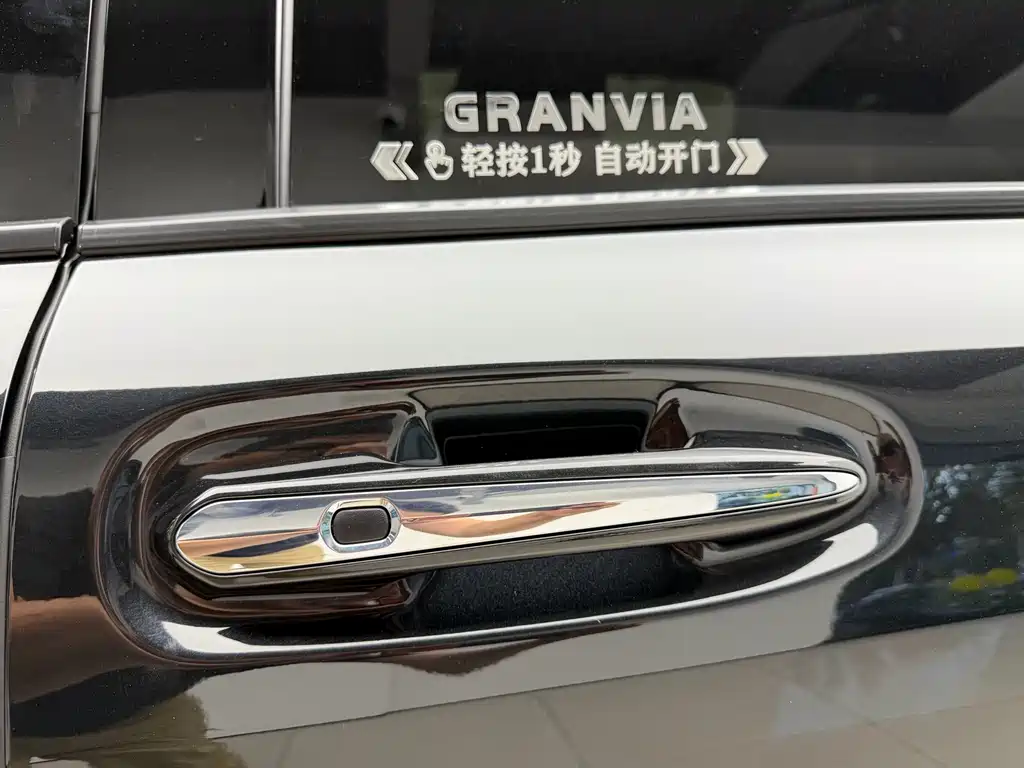 Toyota Granvia — фото 23