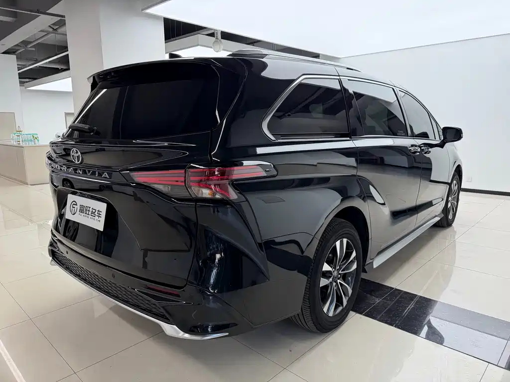 Toyota Granvia — фото 4