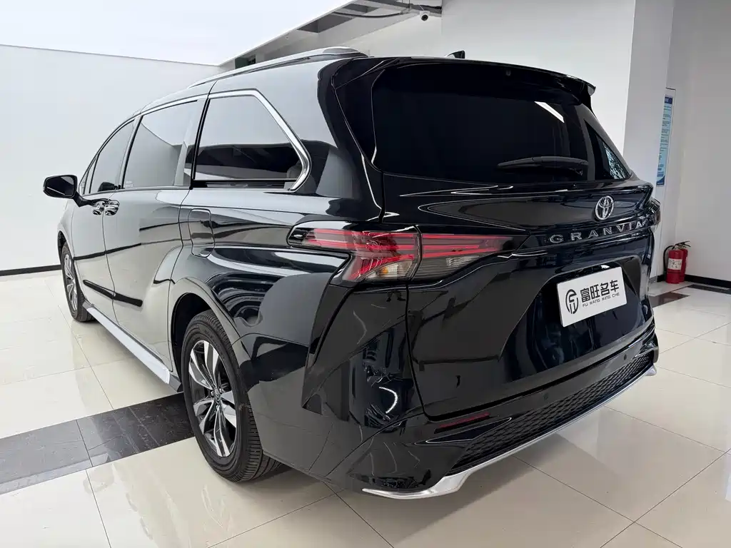 Toyota Granvia — фото 5