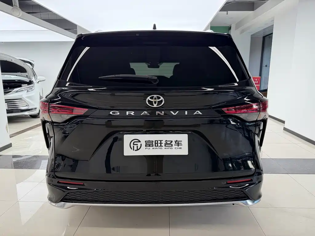 Toyota Granvia — фото 6