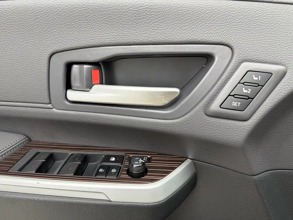 Toyota Granvia — фото 7