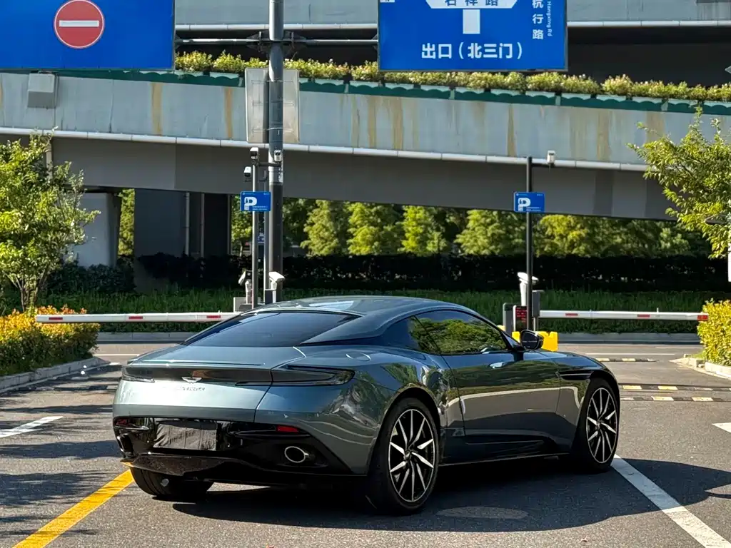 Aston Martin DB11 — фото 7