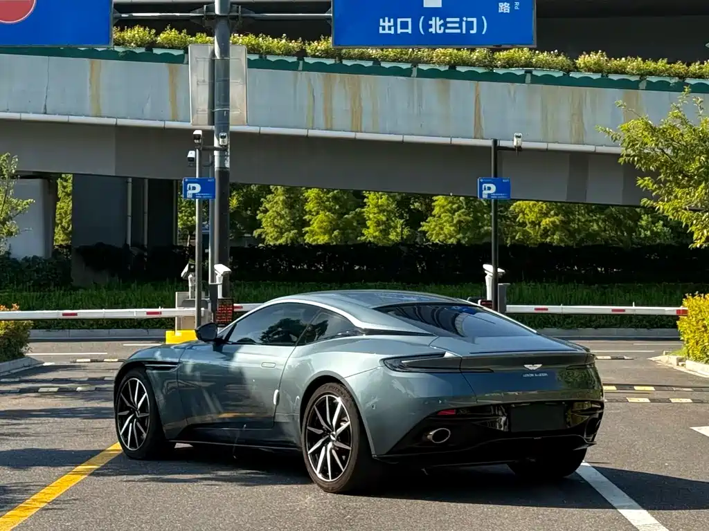 Aston Martin DB11 — фото 9