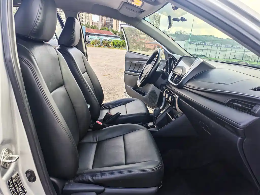 Toyota Yaris L — фото 11