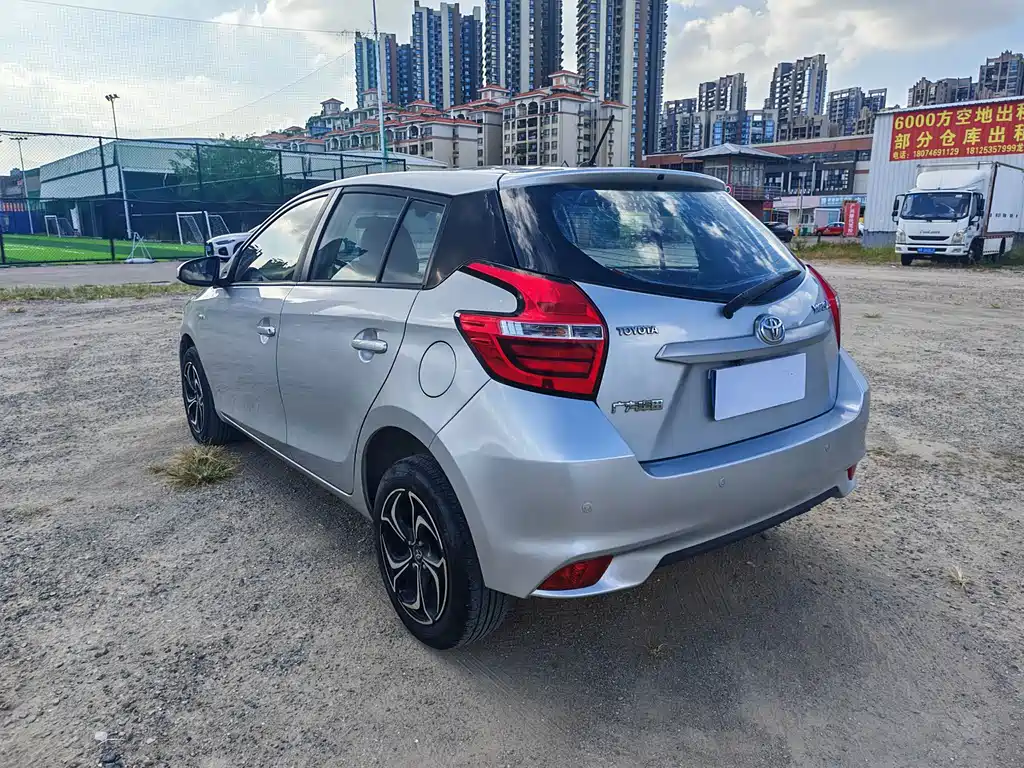 Toyota Yaris L — фото 13