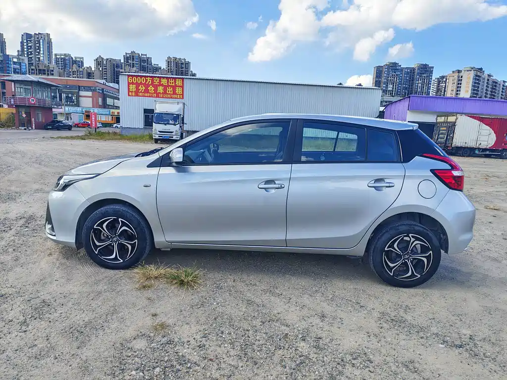 Toyota Yaris L — фото 4