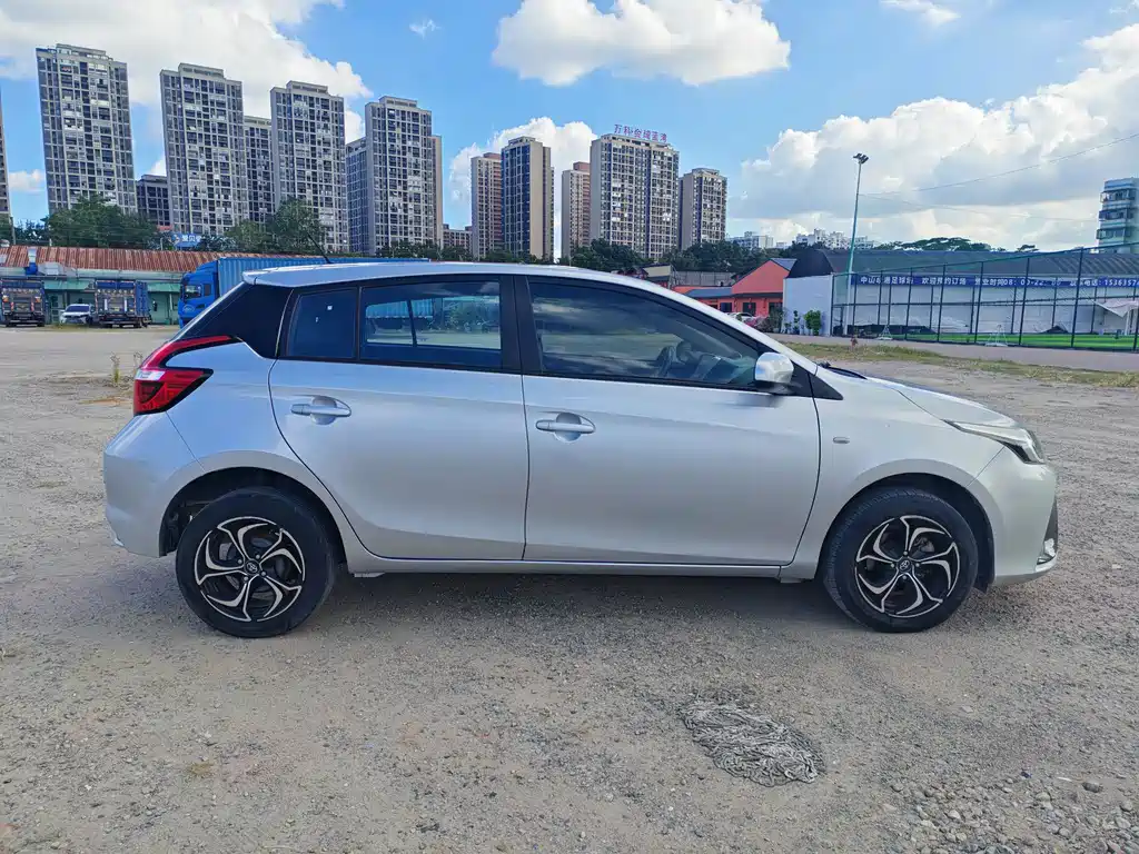 Toyota Yaris L — фото 5