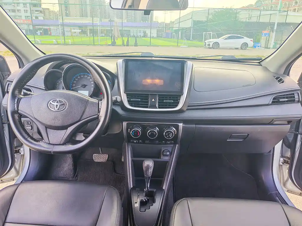 Toyota Yaris L — фото 8