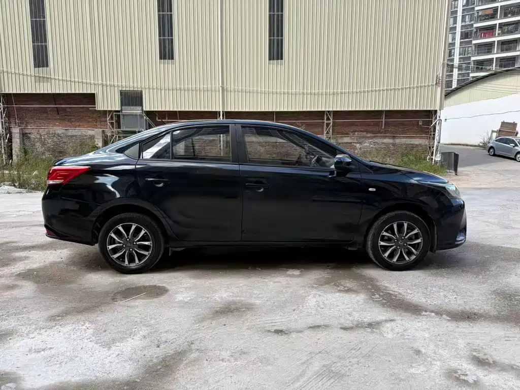 Toyota Yaris L — фото 3