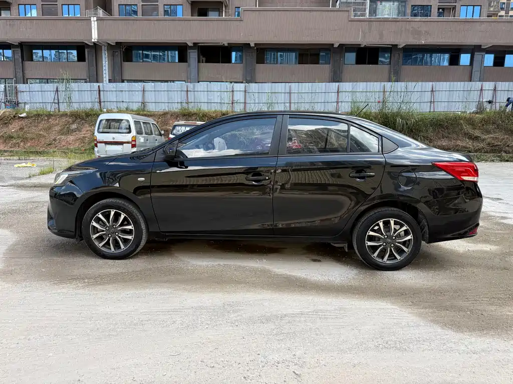 Toyota Yaris L — фото 6
