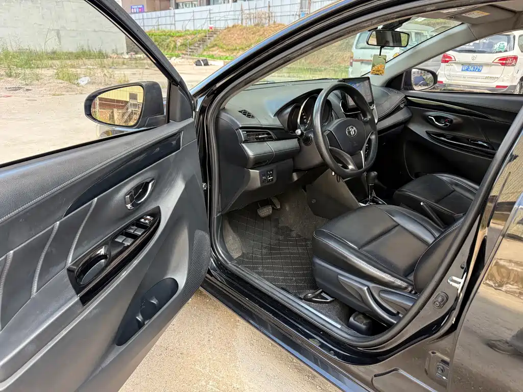 Toyota Yaris L — фото 7