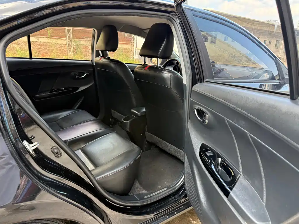Toyota Yaris L — фото 9