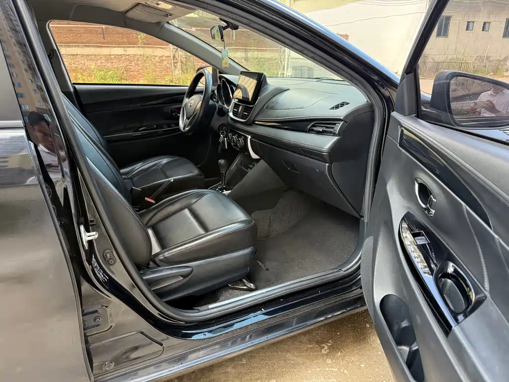 Toyota Yaris L — фото 10