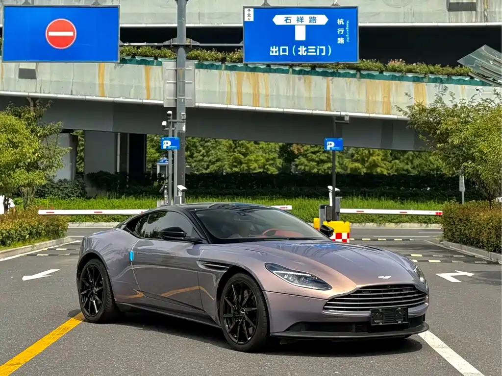 Aston Martin DB11 — фото 2
