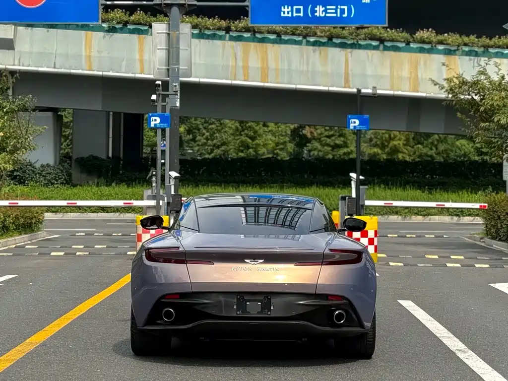 Aston Martin DB11 — фото 8