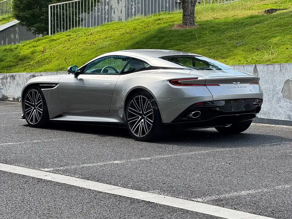 Aston Martin DB12 — фото 8