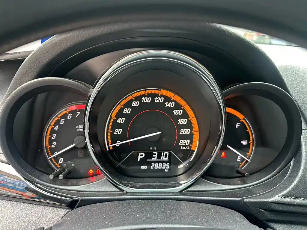 Toyota Yaris L — фото 3