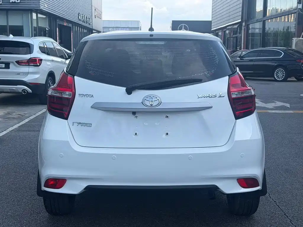 Toyota Yaris L — фото 11