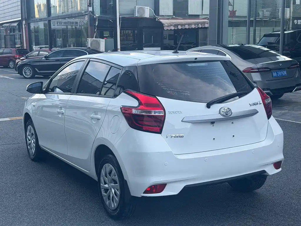 Toyota Yaris L — фото 12