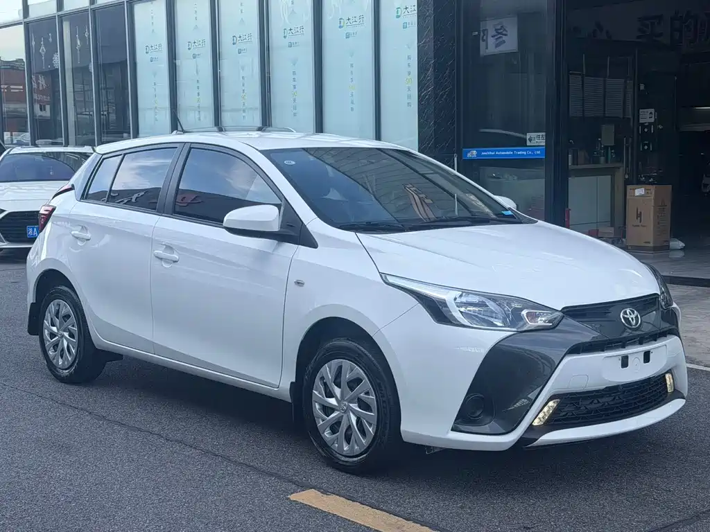 Toyota Yaris L — фото 4