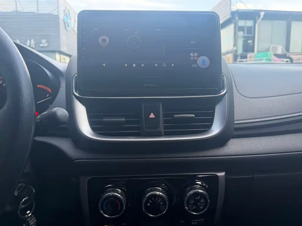 Toyota Yaris L — фото 8
