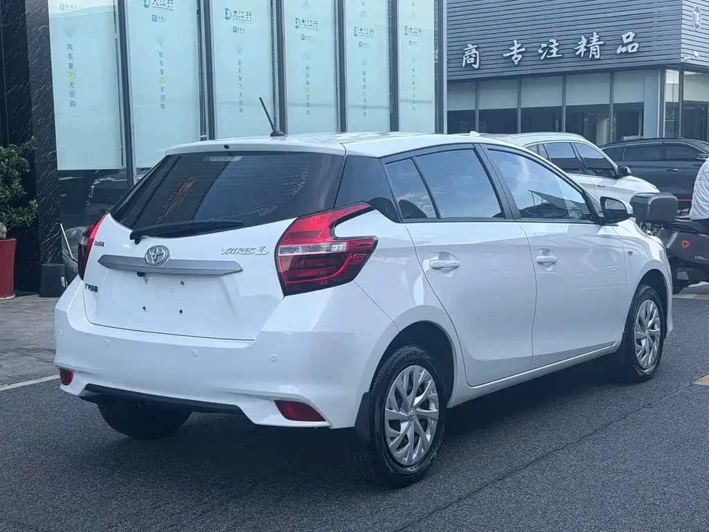 Toyota Yaris L — фото 10