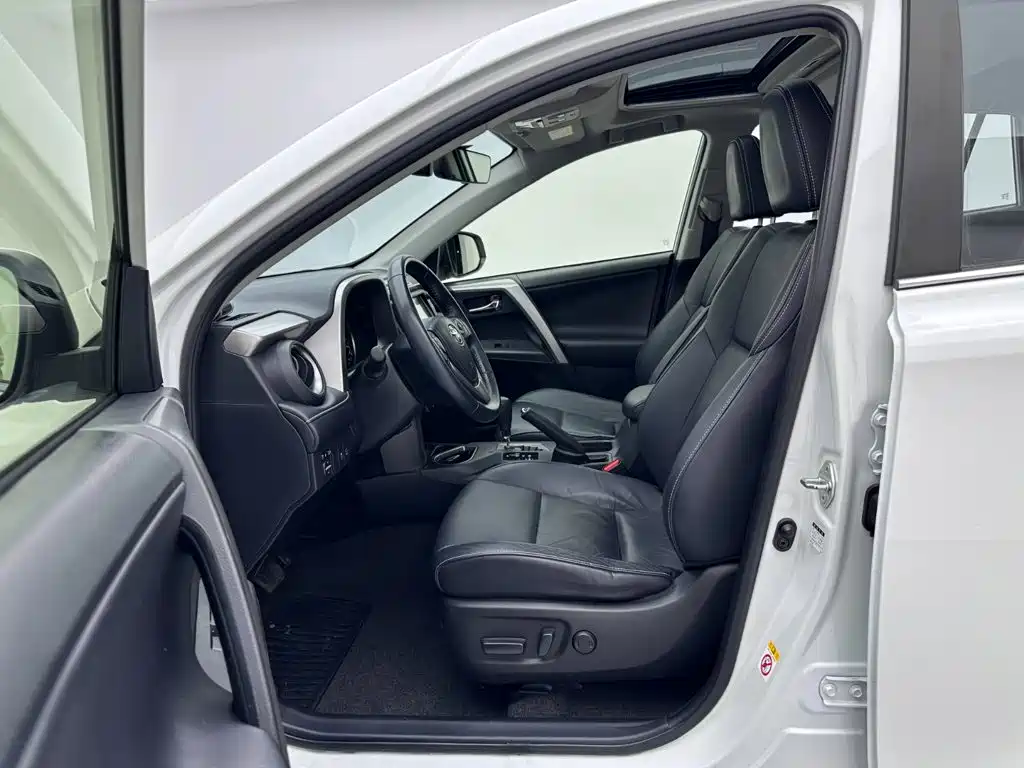 Toyota RAV4 — фото 18