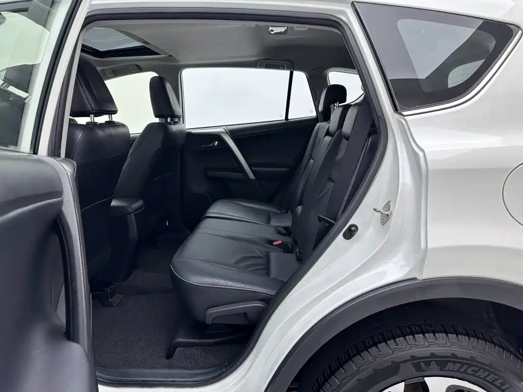 Toyota RAV4 — фото 19